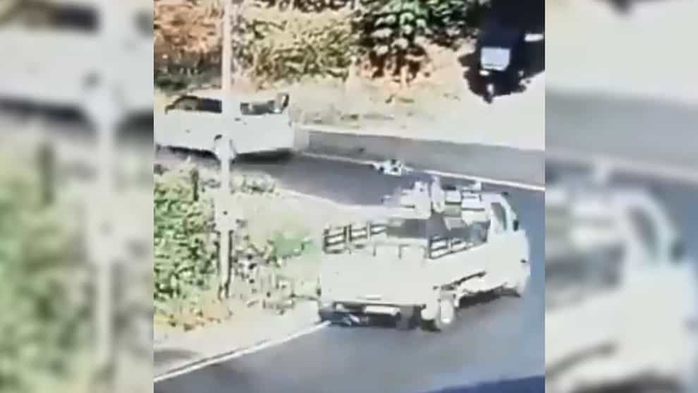 Video: Niño cae de un auto en movimiento cuando en una curva se abre la puerta