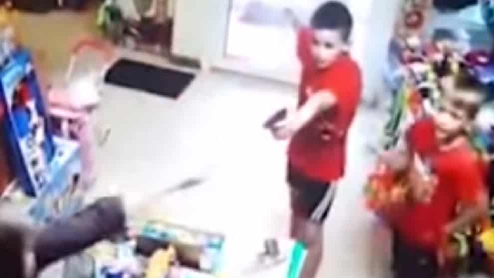 Dos niños intentan robar una juguetería en Rusia.