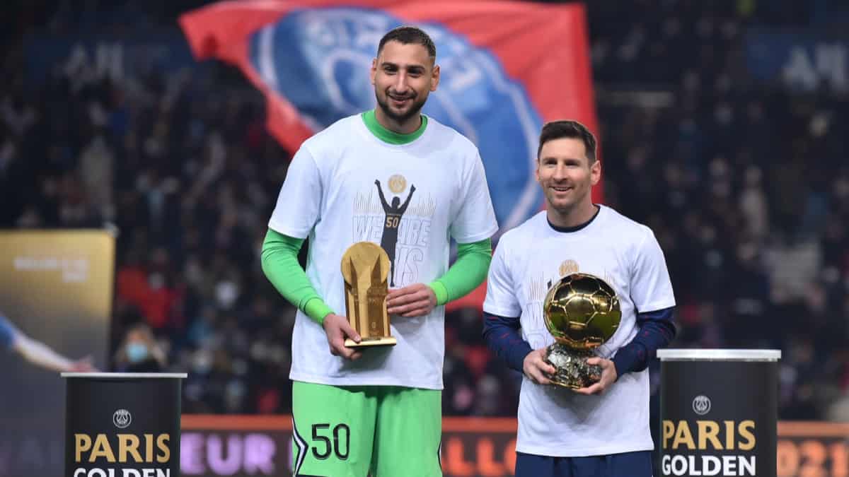 Lionel Messi presentó el Balón de Oro al público del PSG