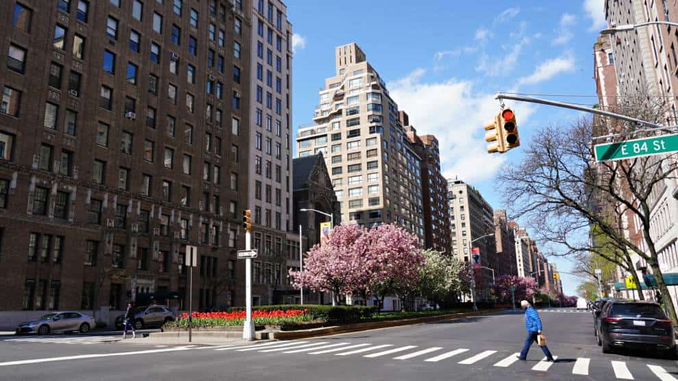 Extienden medidas de aislamiento en Nueva York por coronavirus