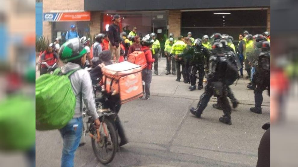 Protesta de domiciliarios en la sede de Rappi en Bogotá genera trancones en el norte de la ciudad.