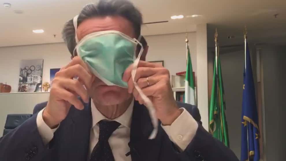 El político italiano que no sabe ponerse un tapabocas