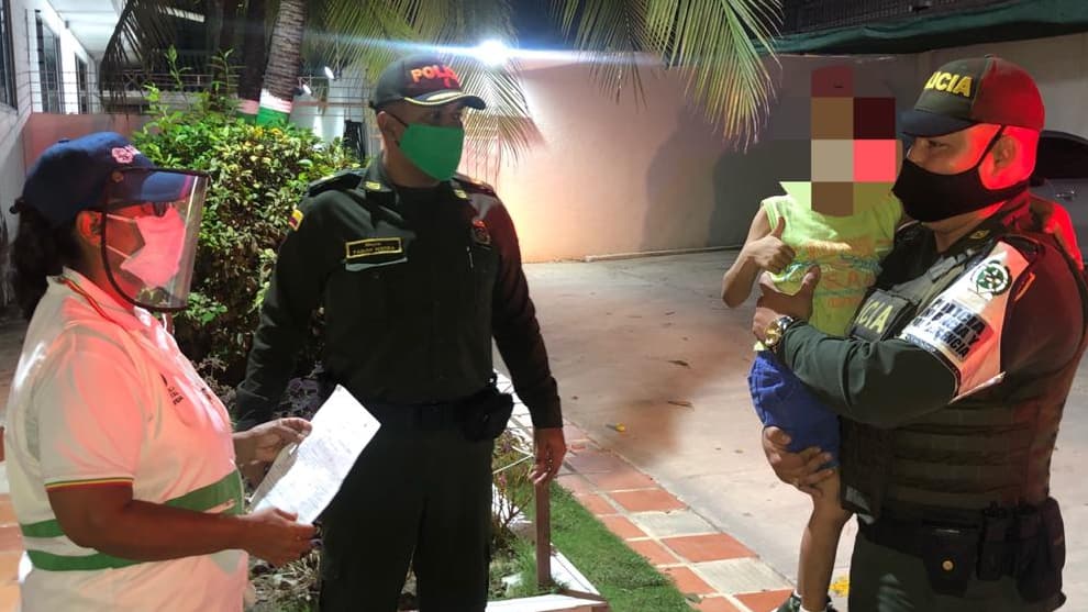 Niño rescatado por la policía en Barranquilla.