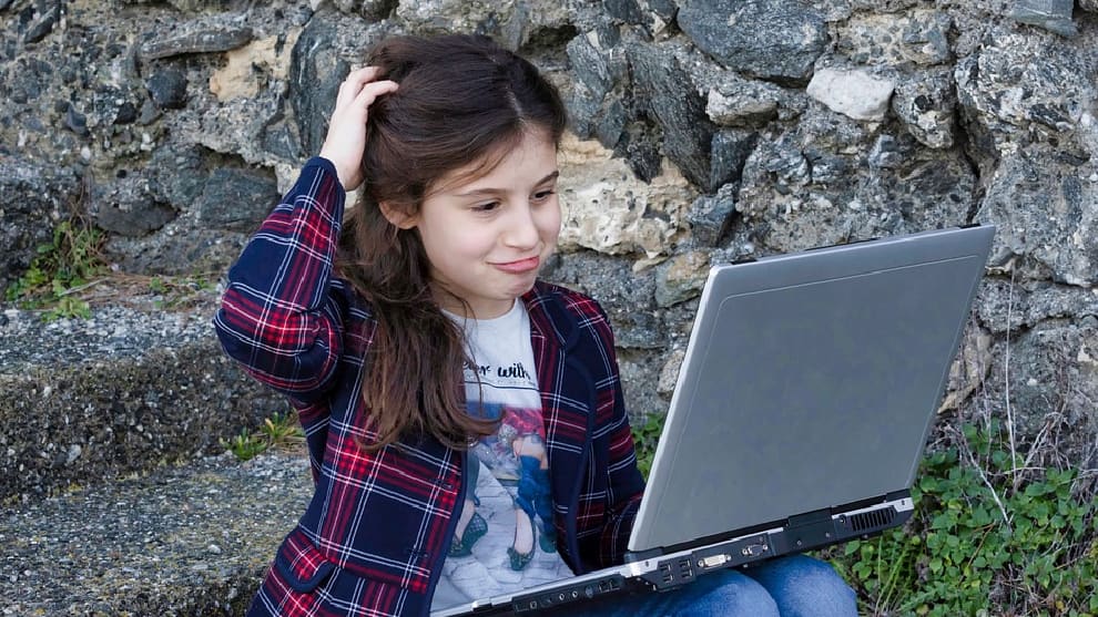 Madre salió por accidente desnuda en clase virtual de su hija.