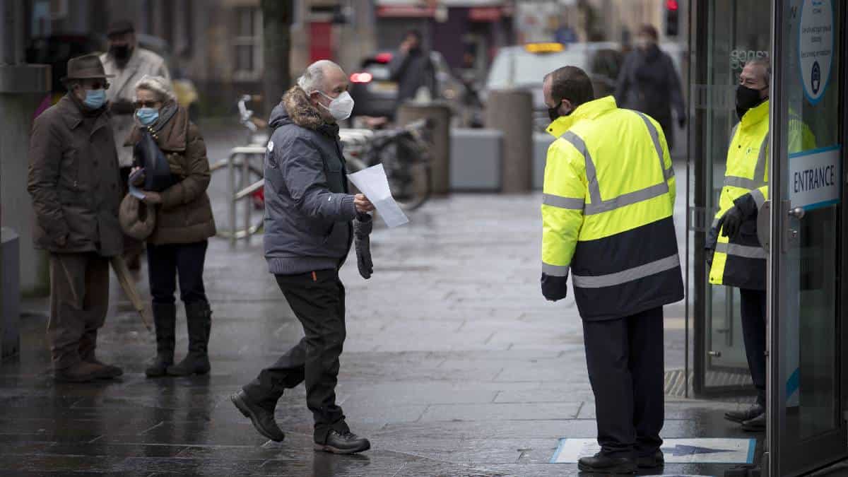 Europa sigue siendo vulnerable pese a disminución de casos: OMS