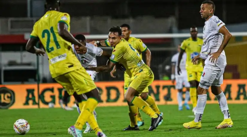 Con insólito blooper, Bucaramanga rescató un punto contra Once Caldas