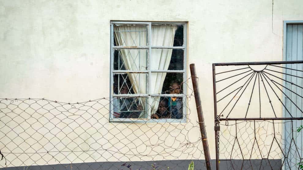 Con látigos y disparos castigan el desacato del aislamiento en algunos países: ONU