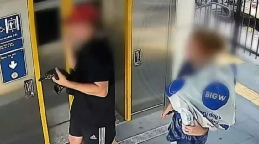 Una pareja viajando con el ornitorrinco.