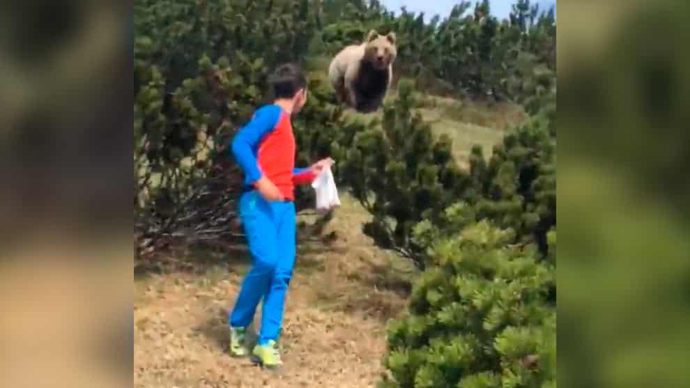 niño huye de un oso con asombrosa calma