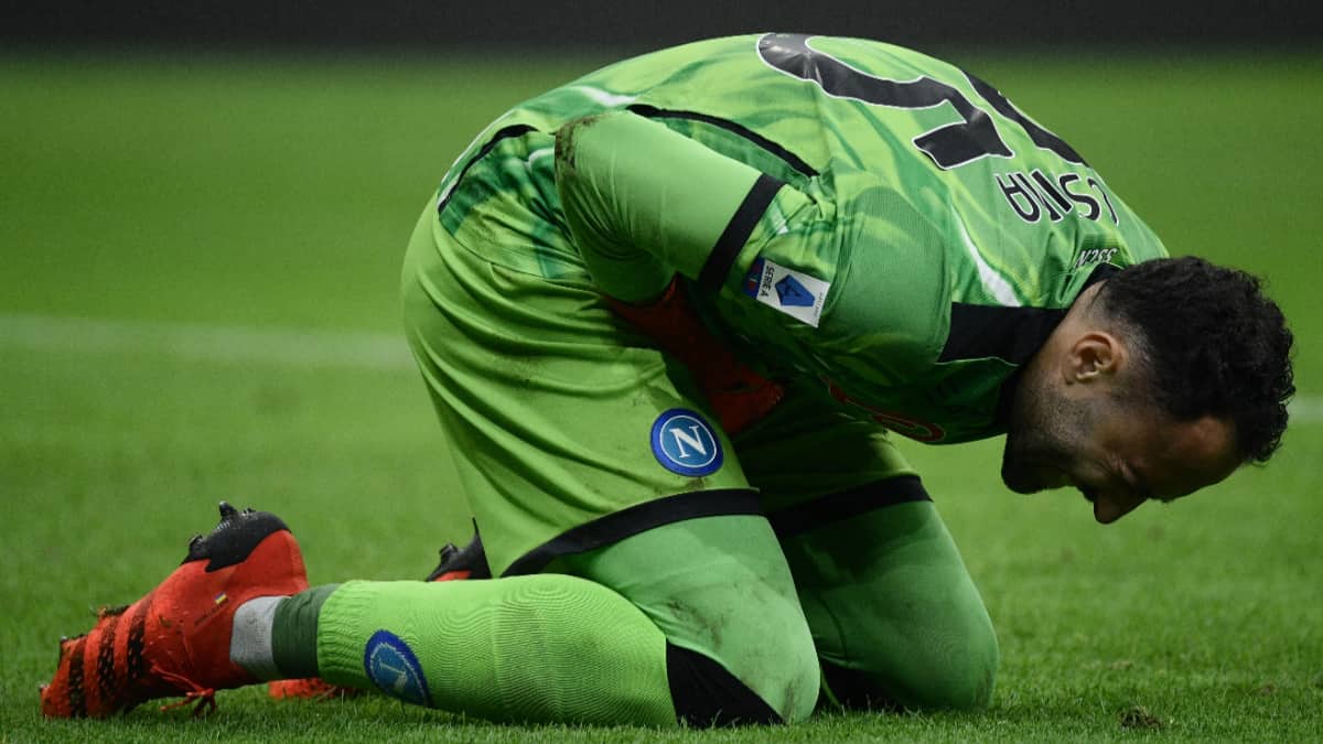 David Ospina salió lesionado de Napoli-Fiorentina