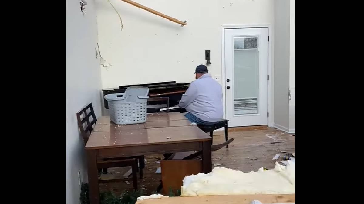 Video de hombre tocando canción de alabanza en medio de tragedia por tornado