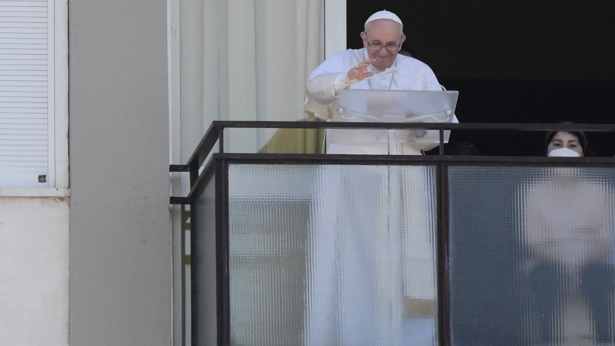 Papa francisco saluda a los fieles desde habitación en hospital