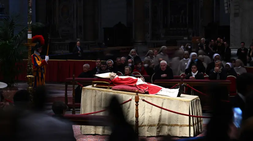 Papa emérito Benedicto XVI en capilla ardiente abierta al público