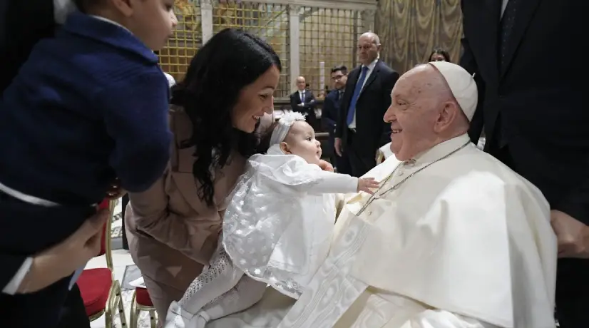 "Deplorable": Papa Francisco pide que se prohíba el vientre de alquiler