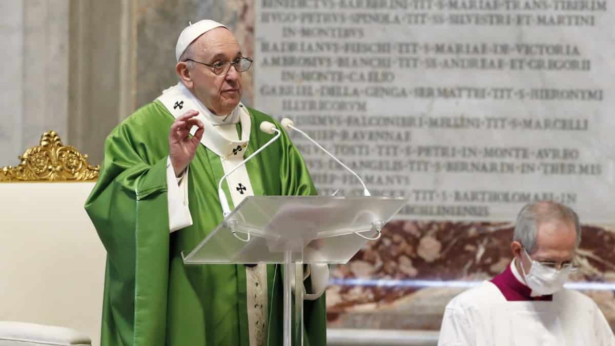 Papa Francisco autorizó mujeres sean lectoras y acólitas en el altar