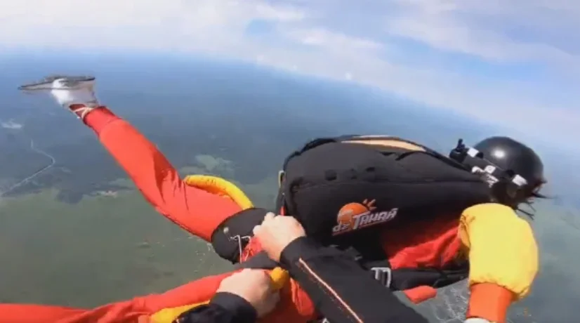Paracaidista se salvó de morir en Rusia