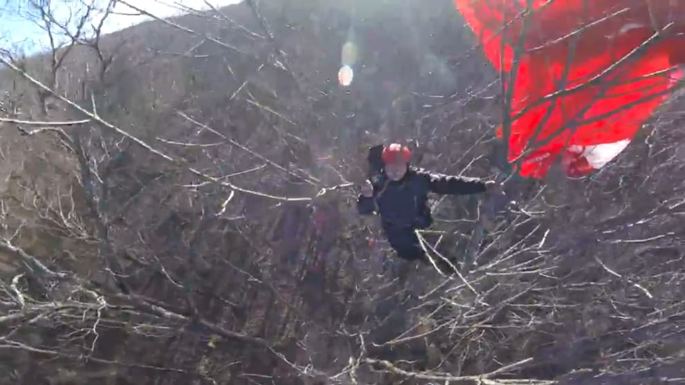 Rescatan a hombre atrapado en un árbol de 21 metros