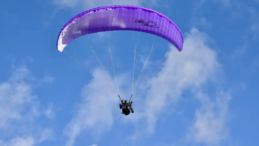 Mujer en parapente