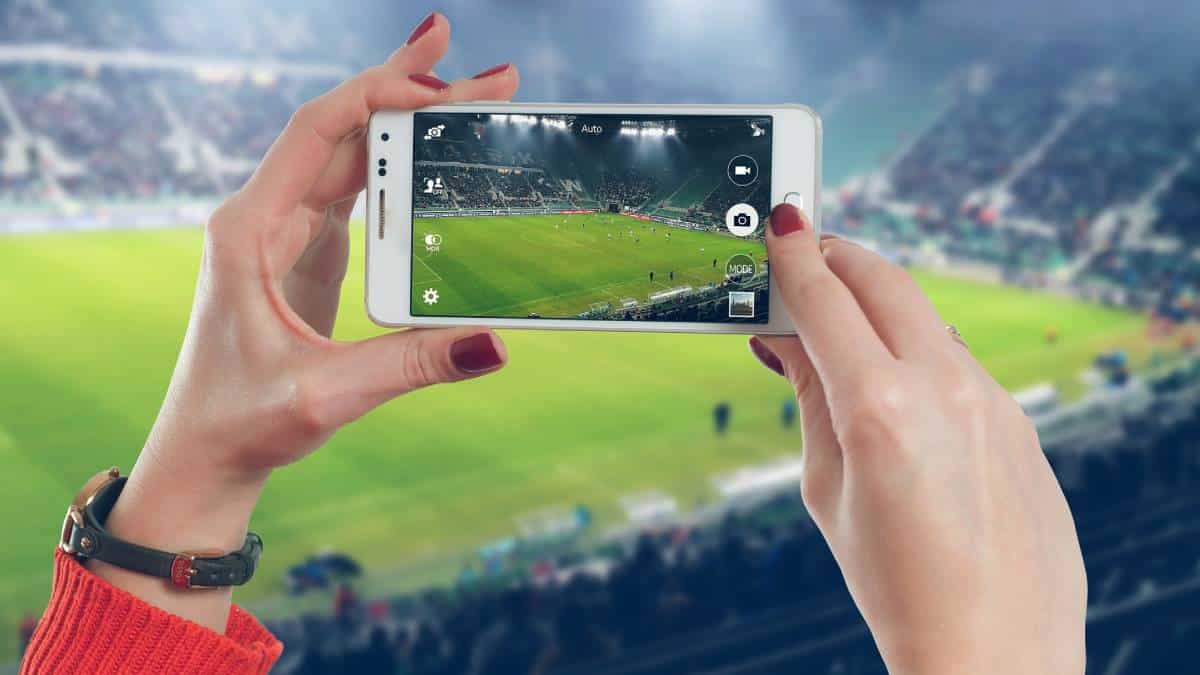 Facebook y Twitter imponen acciones contra insultos racistas a futbolistas ingleses.