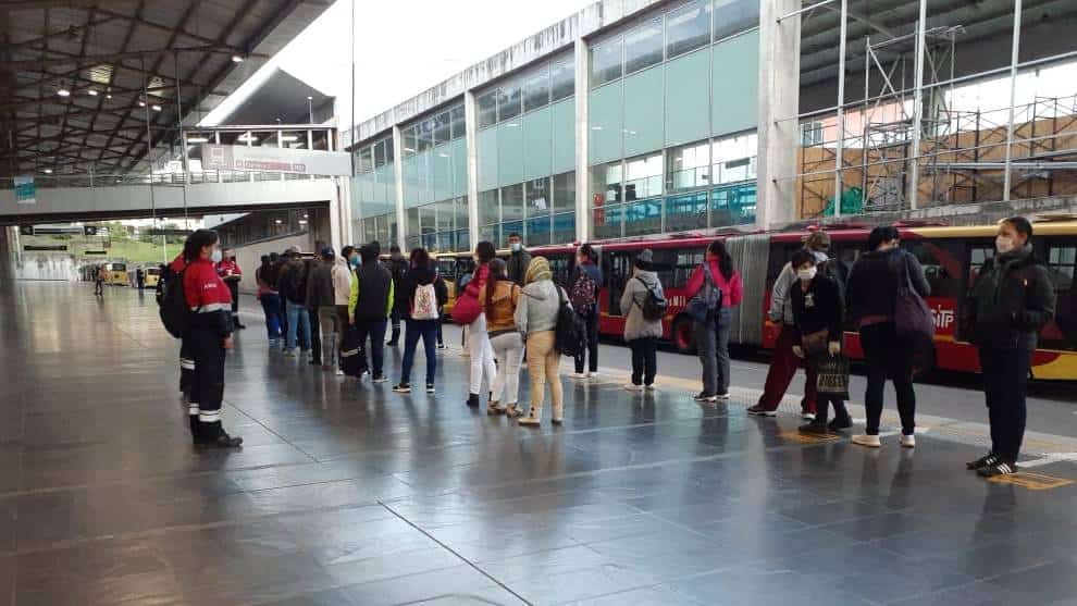 Mujer tuvo que dar a luz en plena estación de Transmilenio
