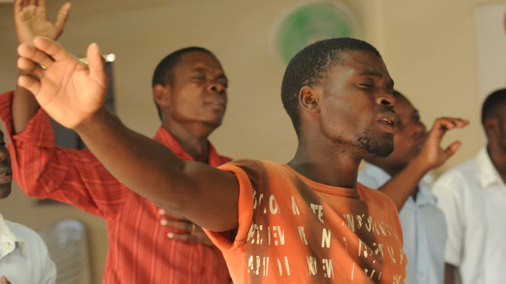 pastor confunde agua bendita con gasolina en nigeria