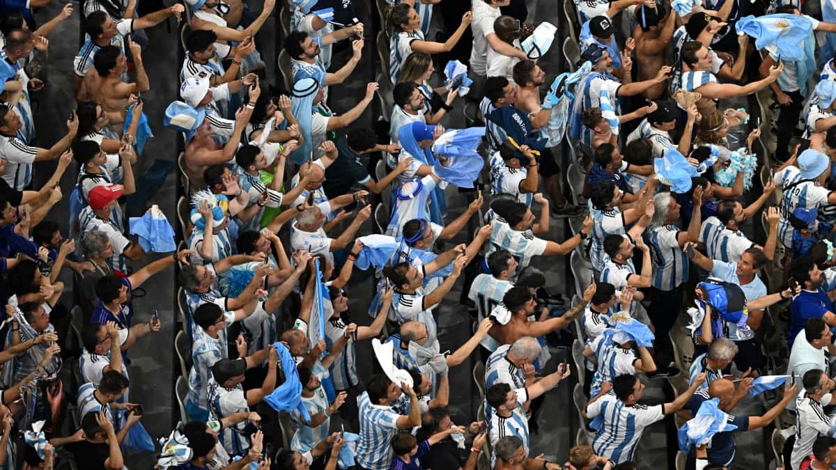 Foto: AFP Pelea de hinchas argentinos