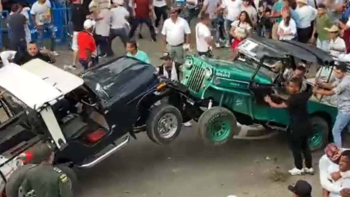 Momento en el que chocan dos vehículos en la gresca en Calima el Darién.