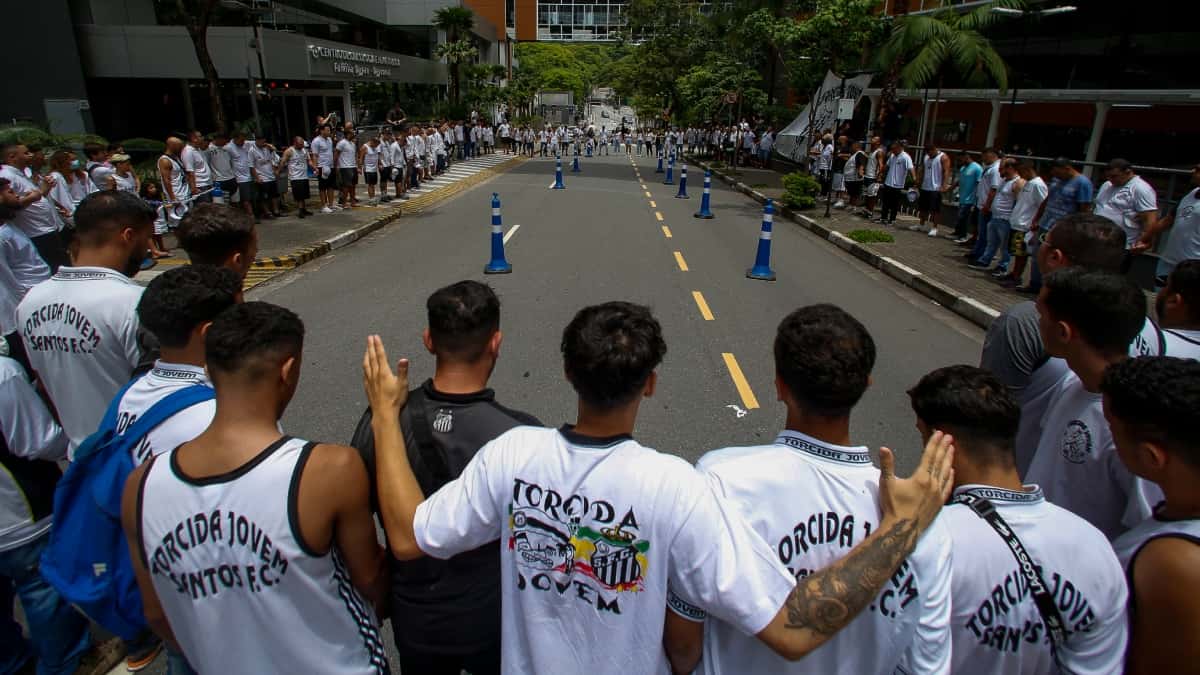 Pelé: hinchas presentes en hospital donde se encuentra el exfutbolista