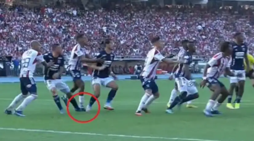 ¿Era penal? La jugada que hizo explotar el banquillo de Independiente Medellín vs. Junior