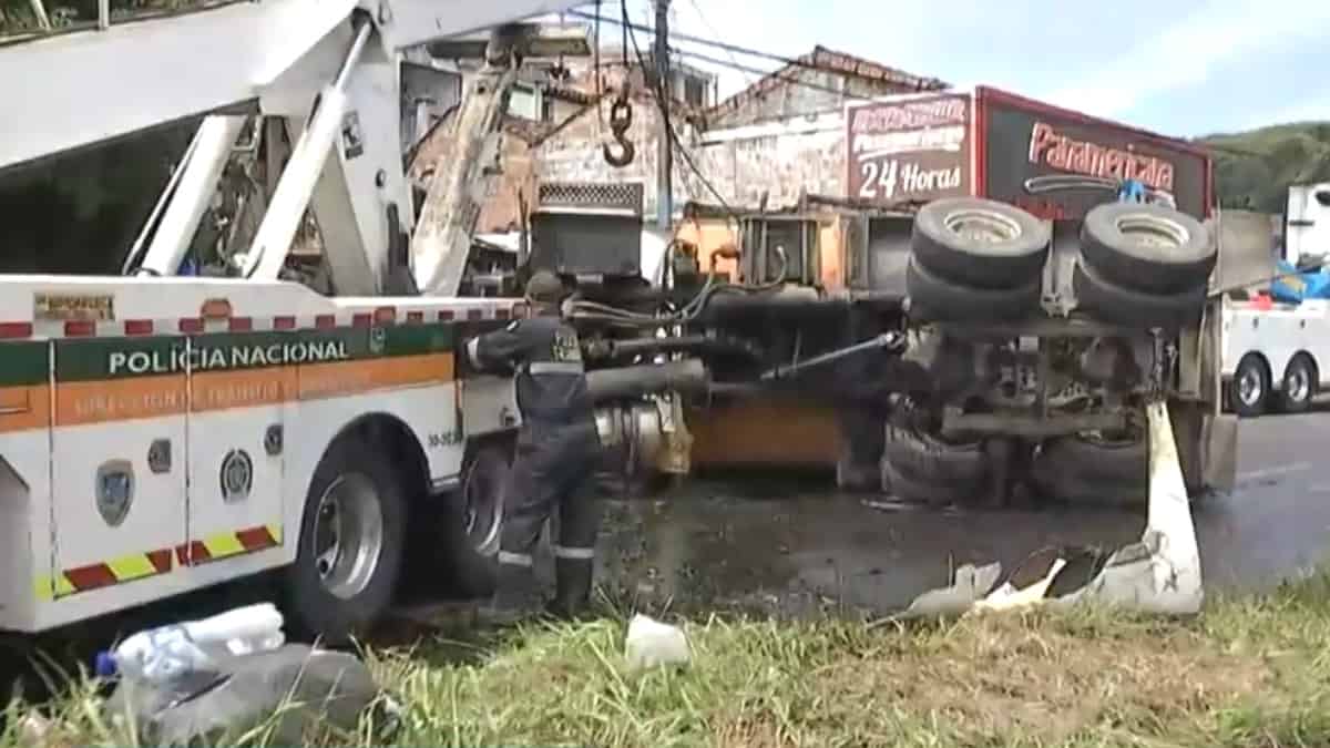 Grave accidente en vía Pereira-Cartago dejó dos policías muertos y varios civiles heridos
