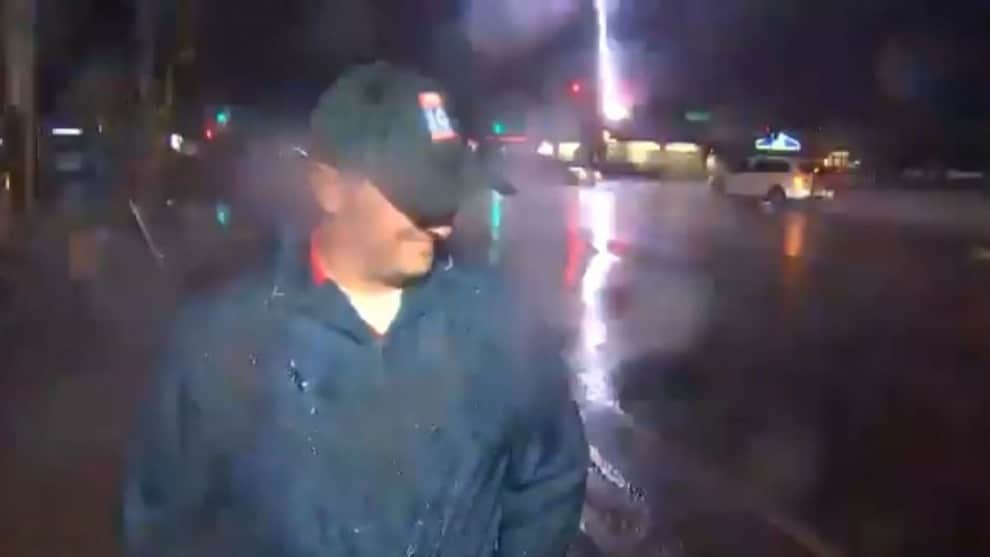 VIDEO: periodista se preparaba para dar el pronóstico del tiempo y por poco es impactado por un rayo