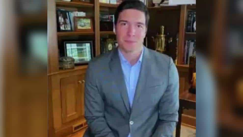 Periodista apareció sin pantalones en pleno noticiero y creyó que nadie lo vería