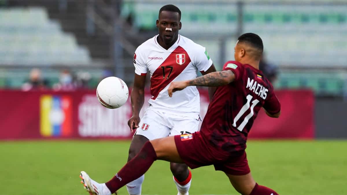 Perú venció a Venezuela de visita y obliga a Colombia a conseguir un triunfo