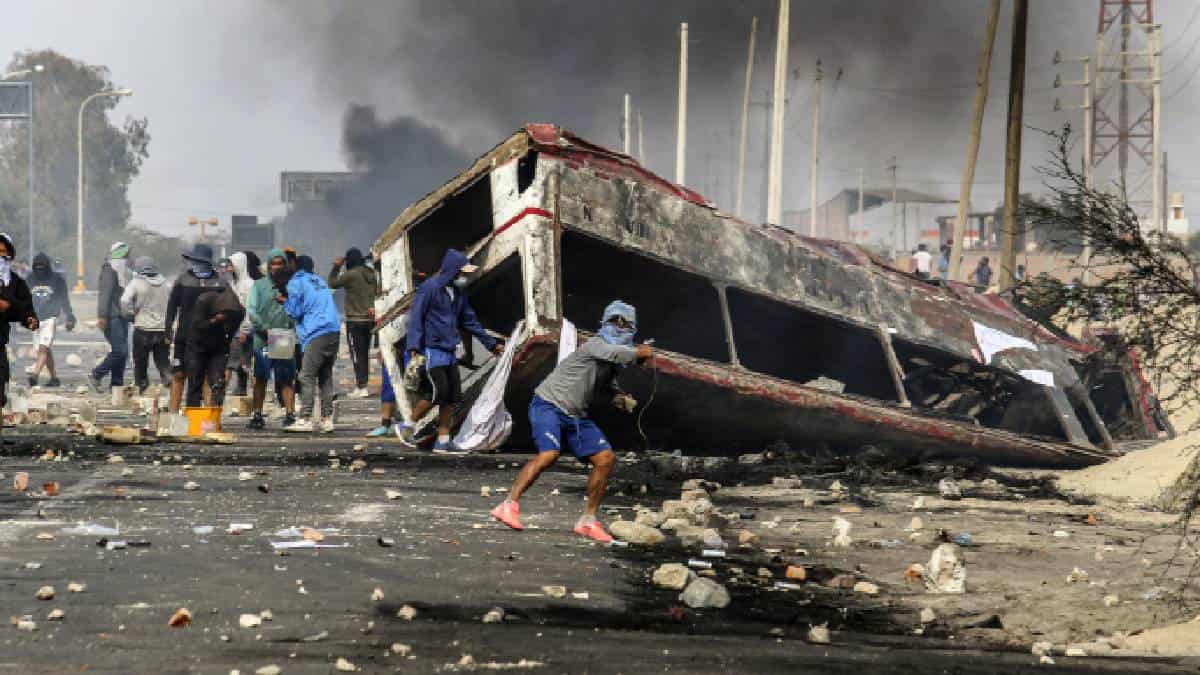 Violentas protestas continúan en Perú mientras el Congreso debate una nueva ley agrícola