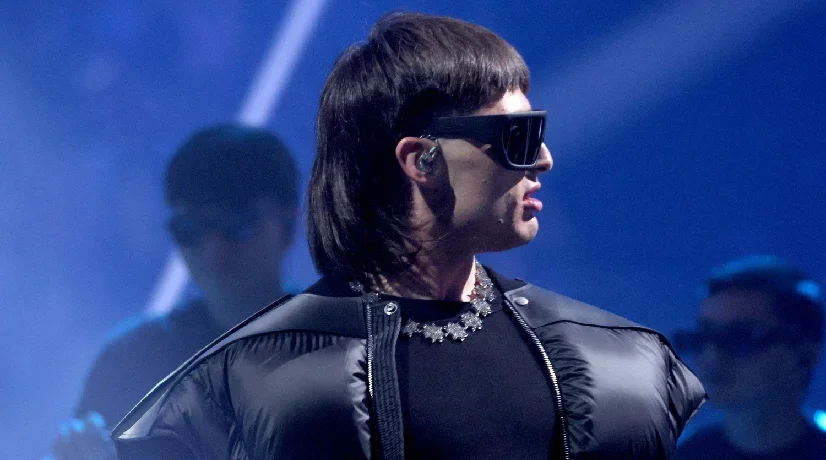 Peso Pluma casi se resbala durante su concierto en Bogotá, después de tomar tequila: video