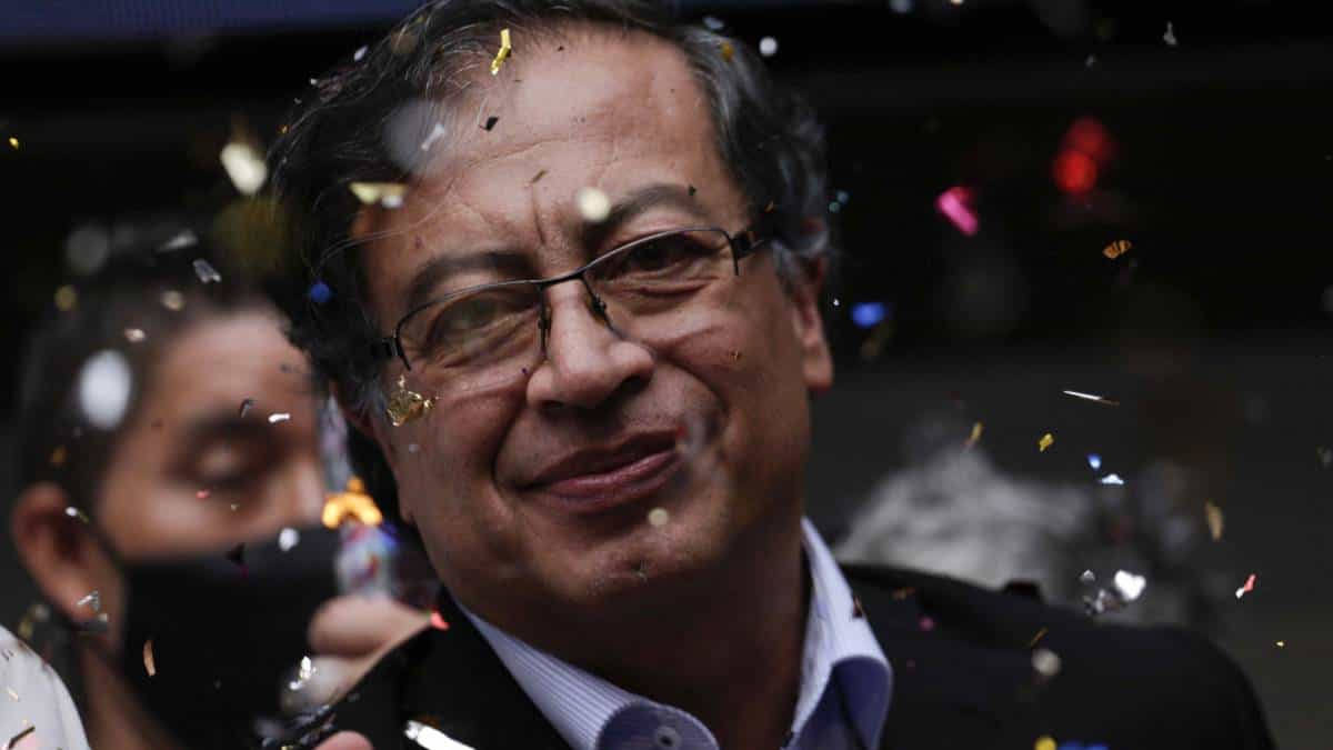 El papa podría recibir al candidato Gustavo Petro en el Vaticano