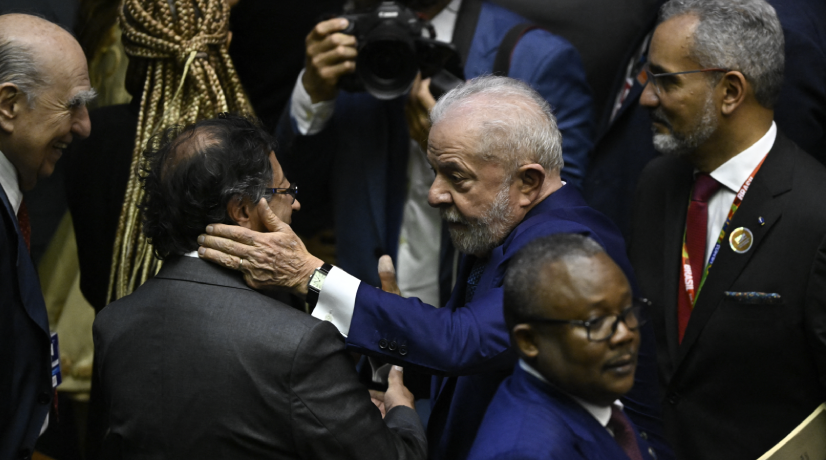 Encuentro entre Lula da Silva y Gustavo Petro - Foto: AFP Con un fuerte abrazo: el encuentro entre Lula y Petro