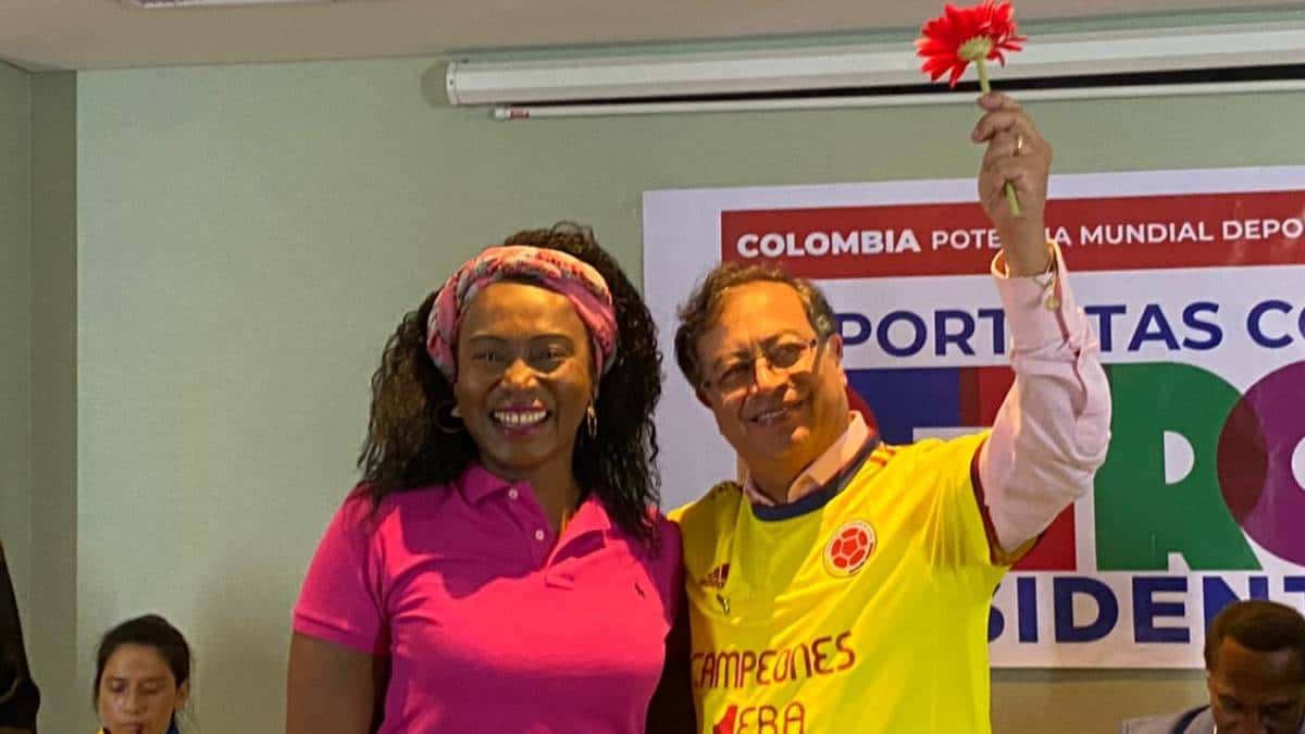 La primera medallista dorada de Colombia junto a Gustavo Petro en campaña