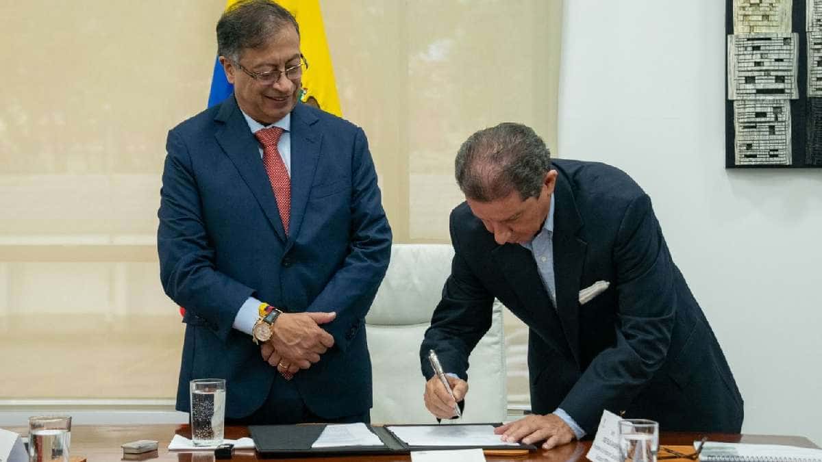 Petro y Fedegan firman compra de tierras