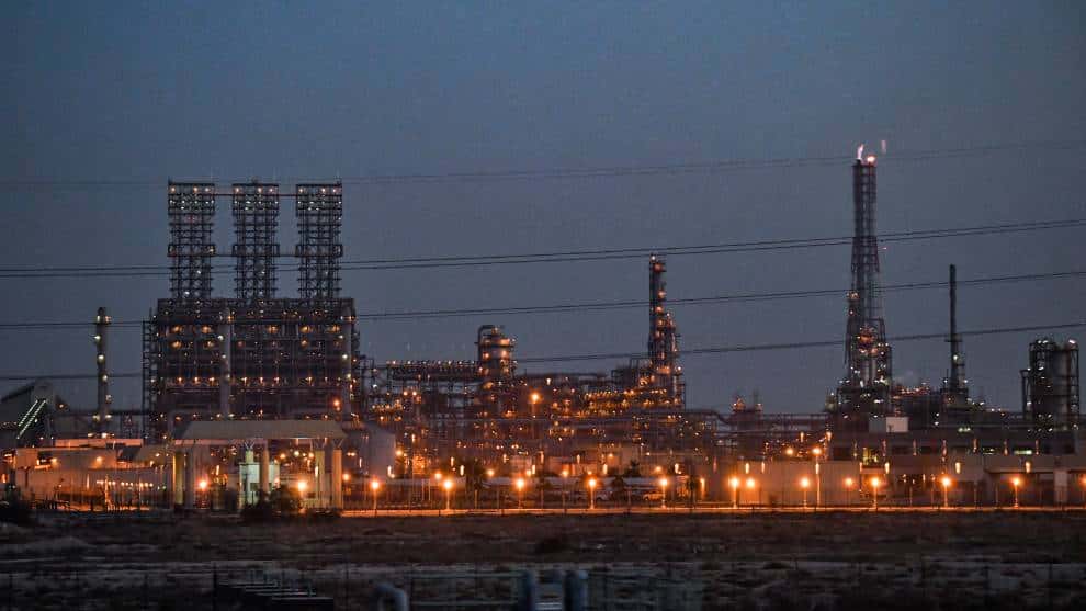 El barril estadounidense de WTI para marzo cayó un 2,8% hasta los 56,74 dólares. Foto: AFP