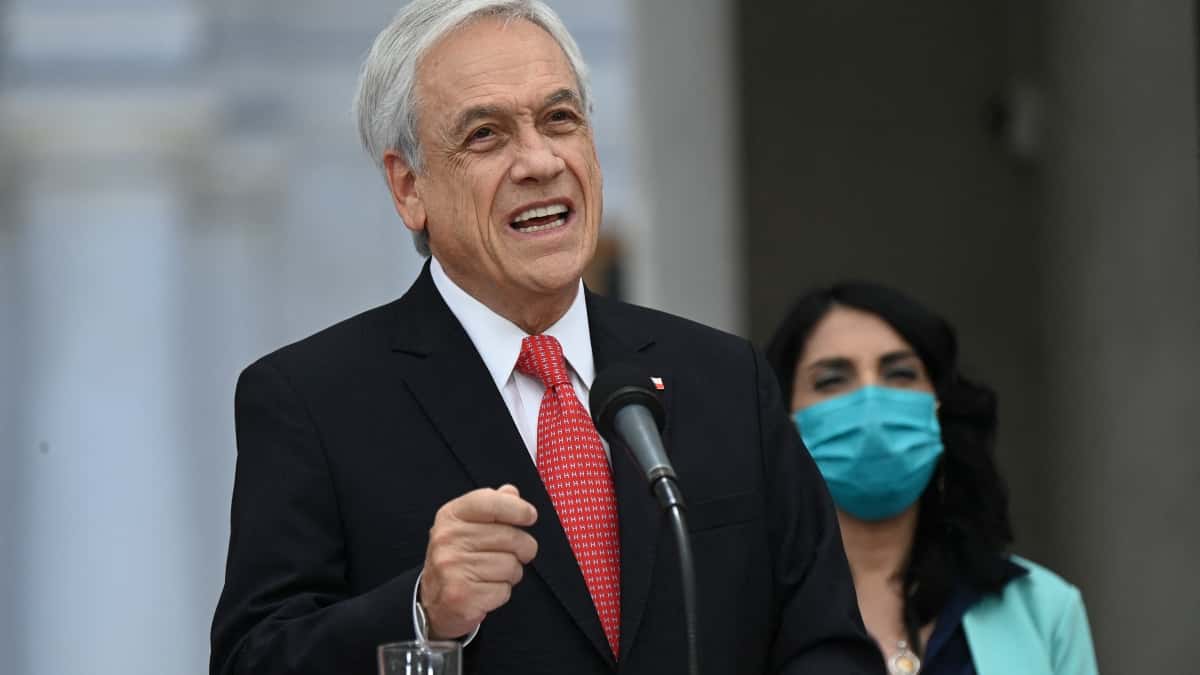 Una mujer lanza agua al presidente chileno Piñera en un acto en La Moneda