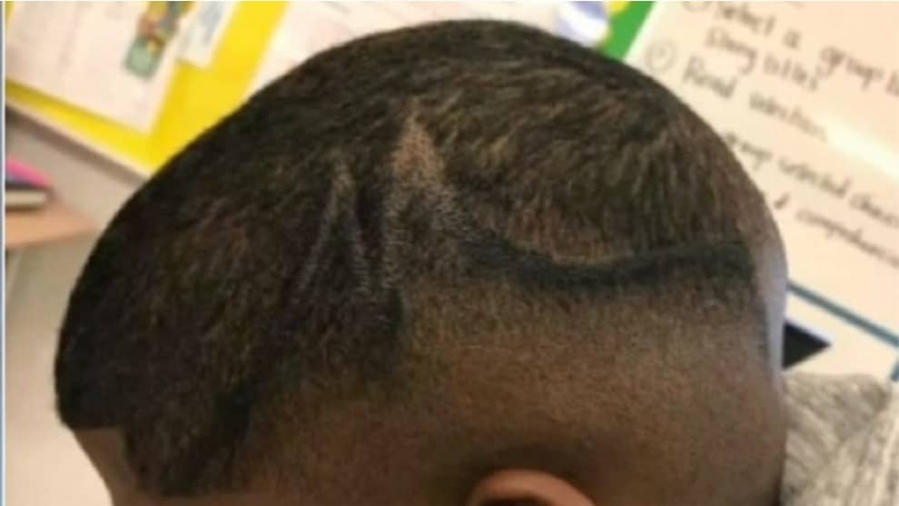 Demandan a escuela por pintarle la cabeza a un estudiante porque su corte "violaba códigos de vestimenta"