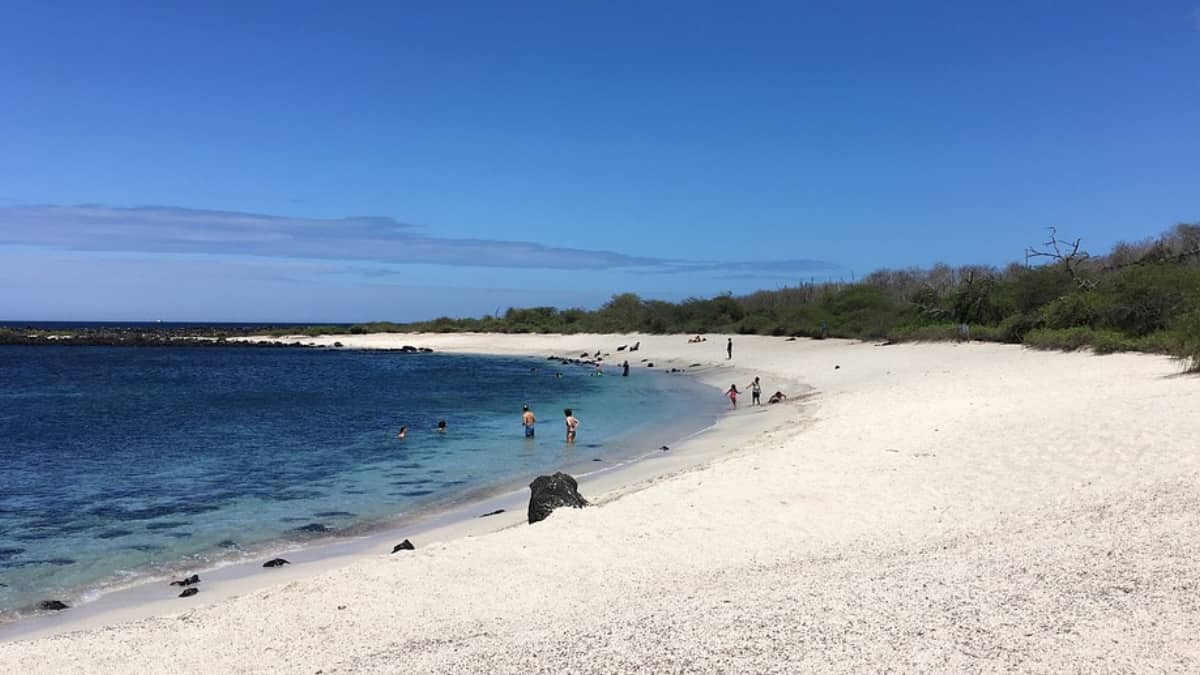 Cierre de playas en Ecuador para frenar casos de contagio. Playa Punta Carola, Ecuador.