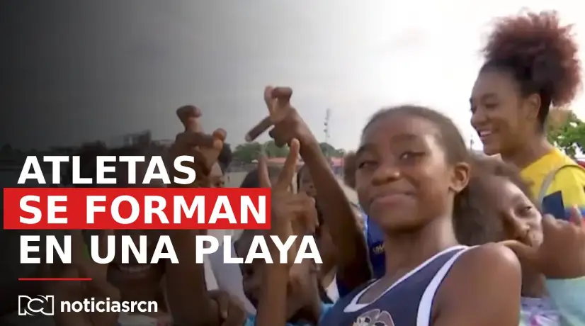 Niños entrenan atletismo en una playa de Tumaco