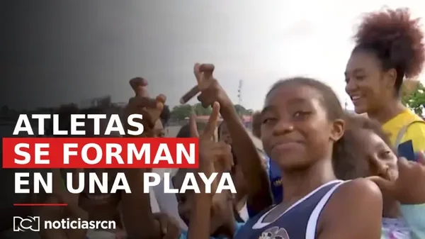 Contra viento y marea, niños se forman como atletas en una playa de Tumaco