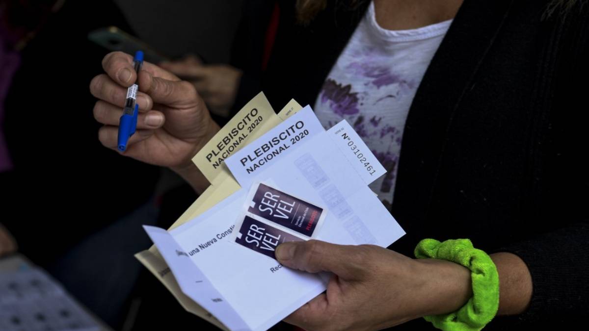 Chilenos deciden si avanzan hacia nueva Constitución en históricas votaciones