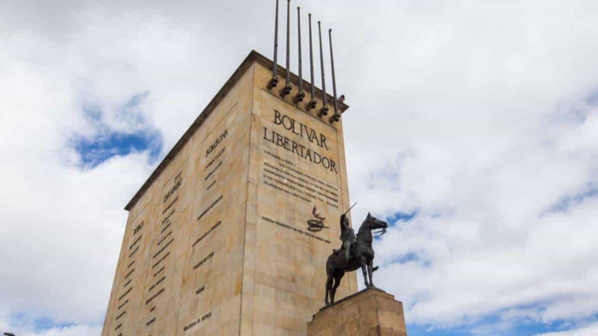 ¿De quién fue la decisión de demoler el monumento a los Héroes?