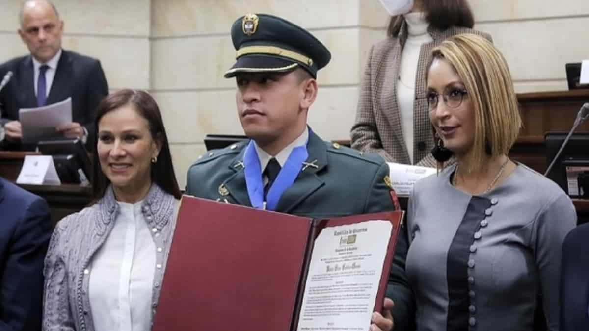 El uniformado rechazó un soborno de 80 millones de pesos y recibió condecoración