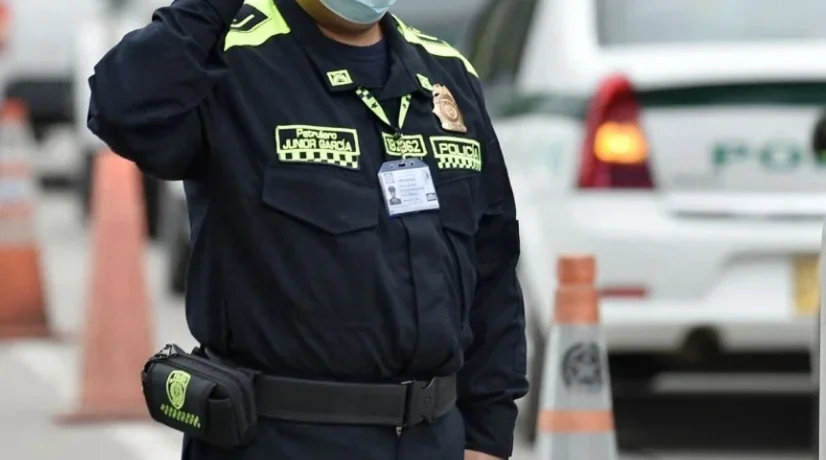 "Los médicos dicen que el corazón se le partió en dos": Madre de policía herido por un sacerdote