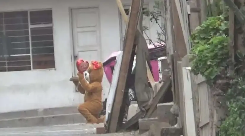 En pleno San Valentín, policía se disfrazó de oso para capturar a traficantes de droga